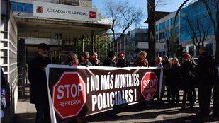 La fiscal mantiene un año de cárcel para los jóvenes que intentaron frenar un desahucio en 2011