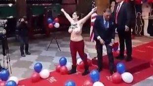 Una activista boicotea la inauguración de la figura de Trump en el Museo de Cera