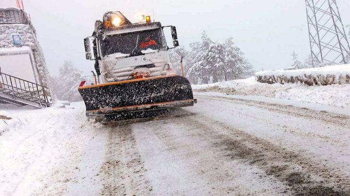 Máquina quitanieves pasando por el puerto de Navacerrada.