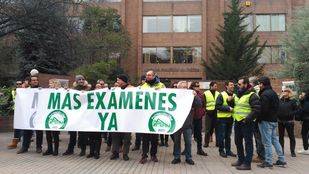 Las autoescuelas protestan frente a la DGT para pedir más examinadores