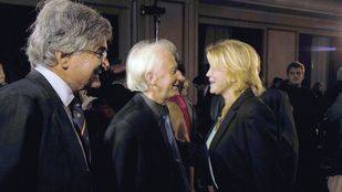 Albert Boadella y Tita Cervera, hombre y mujer del Año, se saludan al llegar a la gala de los IX Premios Madridiario