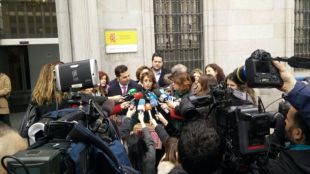 Dos víctimas de violencia de género entregan firmas para que sus hijos no vuelvan con los maltratadores