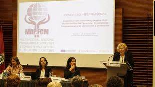 Carmena y Aguirre coinciden sobre la importancia de "alzar la voz" contra la mutilación genital femenina