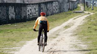 Un ciclista por el camino que se quiere convertir en vía verde