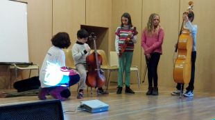 El Colegio de Fisioterapeutas de la Comunidad enseña a 400 jóvenes músicos cómo prevenir lesiones