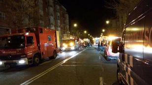 Calcinados doce coches y once motos en un incendio en un garaje en San Blas