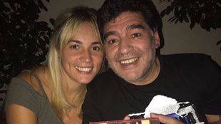 Maradona junto a su novia.
