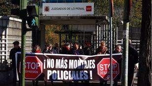 El hijo de una mujer desahuciada y un activista de la PAH absueltos de un delito de resistencia