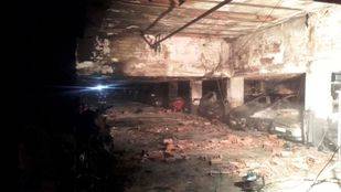 Los vecinos afectados por el incendio de un garaje en San Blas no pueden volver a sus casas
