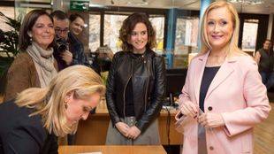 Cifuentes presenta 3.706 avales para presentar su candidatura a liderar el PP de Madrid