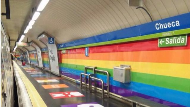 El metro de Chueca se viste con los colores del arcoíris