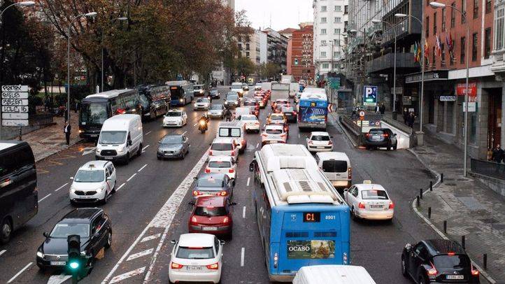 Coches circulando por Madrid
