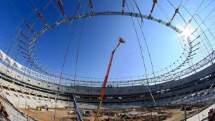 El Metropolitano avanza en su espectacular cubierta: así ha sido el izado del anillo interior