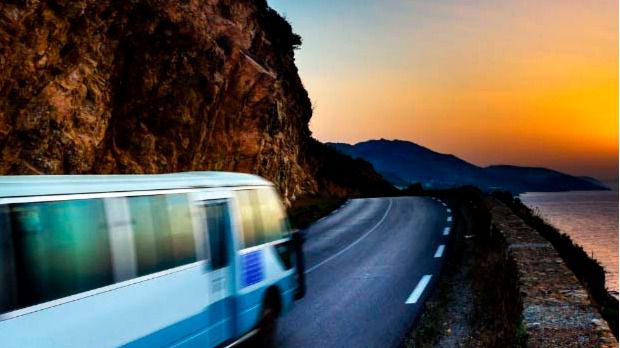 Un autobús por una carretera