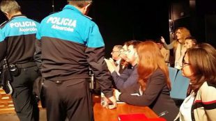 Los agentes intentan desalojar al concejal socialista