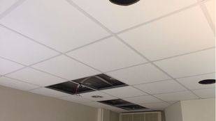 La Consejería de Sanidad afirma que ya se ha reparado el techo afectado en La Paz