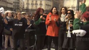 Unas 300 personas arropan el concierto solidario con las mujeres acampadas en Sol