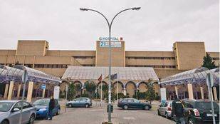 Una paciente de Oncología recoge firmas pidiendo más personal en el Hospital de Getafe