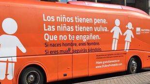 El autobús de Hazte Oír sigue inmovilizado a la espera de que la Fiscalía se pronuncie