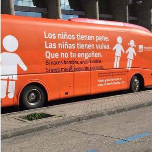 La Fiscalía pide que se prohíba el autobús 'transfóbico' y Hazte Oír amenaza con llevarlo frente al Ayuntamiento