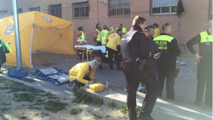 Una joven, muy grave tras recibir cuatro puñaladas y precipitarse por una ventana en Usera