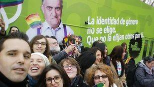 Echa a andar el autobús del "respeto y la libertad" de Arcópoli