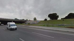 El hombre ha tenido que ser trasladado al Hospial 12 de Octubre. En la imagen, el puente de la A-5 sobre la M-40.