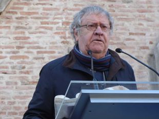 Ian Gibson y Elvira Lindo arropan a Carmena en el 'bautismo' de la plaza Arturo Barea de Lavapiés