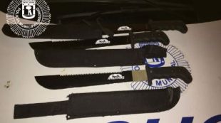 Requisados varios machetes a un grupo de jóvenes que iba de bares