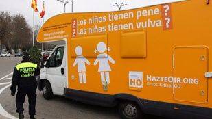 Hazte Oír denunciará este lunes a Manuela Carmena por el "repetido acoso" a su autobús contra la transexualidad