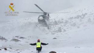 La Guardia Civil rescata a 12 excursionistas en el pico de Peñalara