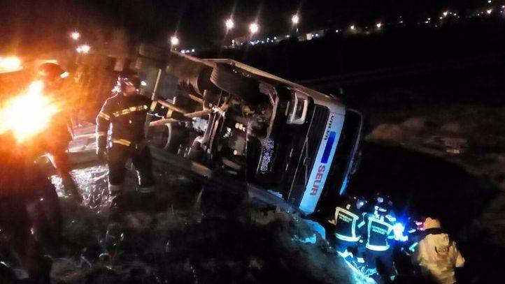 Los bomberos rescatan al conductor herido