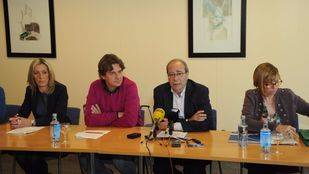 Manuel Robles, alcalde de Fuenlabrada, junto a miembros de su equipo.