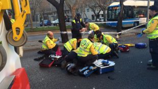 Un motorista sufre la amputación de su pierna en un accidente en la Castellana