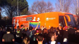 Un simpatizante de Hazte Oír agrede a un decano de la UCM en una protesta contra la organización provida