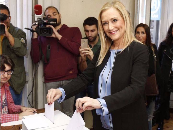 Cristina Cifuentes vota en las primarias del PP