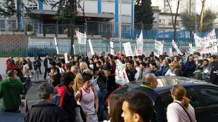 Cientos de personas se manifiestan contra el cierre del IES Pérez Galdós