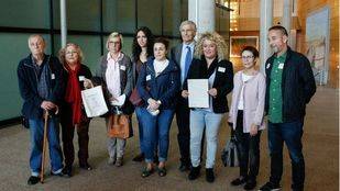 Aranjuez entrega 4.200 firmas en la Asamblea para pedir la apertura total del hospital del Tajo