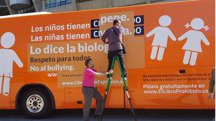 El bus de Hazte Oír parte hacia Barcelona con un nuevo eslógan que apela a la "biología"
