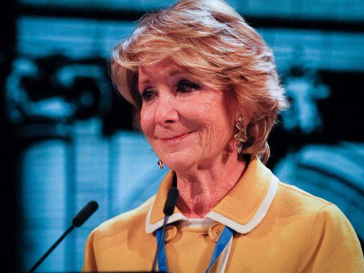 Lágrimas de Esperanza Aguirre tras recibir una gran ovación.