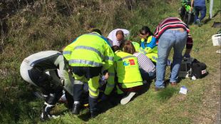 Herido muy grave un motorista de 26 años tras golpearse contra la cuneta en la M-512