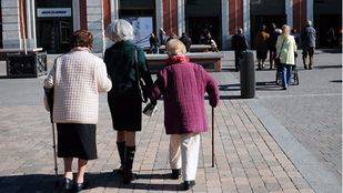 La Comunidad impulsa sus políticas para personas mayores y crea un programa para que compartan piso