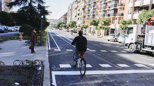 Madrid Ciclista denuncia que el carril bici de la calle Toledo es "una chapuza contraria a la normativa"