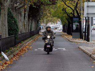 Las motos se quedan fuera del carril bus de la Castellana