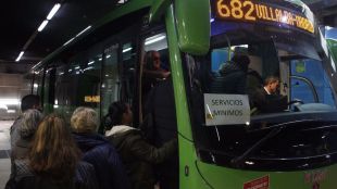 Antidisturbios y lunas rotas en la segunda jornada de huelga de los autobuses del noroeste
