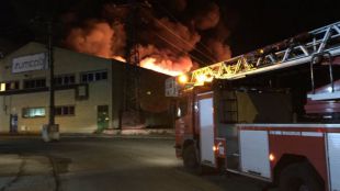 El incendio que ha arrasado una nave de Getafe ya está controlado