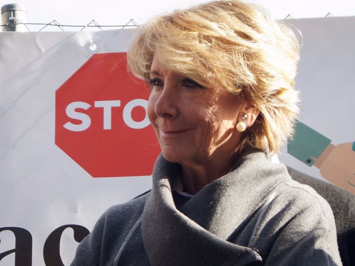 Esperanza Aguirre durante un encuentro mantenido con los vecinos del barrio de Rejas.