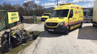 Herido grave un motorista tras chocar contra un camión de reparto