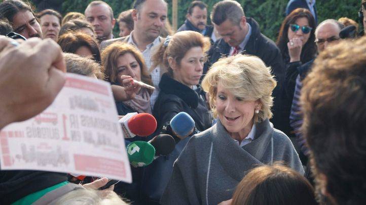 La portavoz del PP en el Ayuntamiento de Madrid, Esperanza Aguirre, visita San Blas para conocer la parcela donde el Ayuntamiento de Manuela Carmena ha proyectado la construcción de un nuevo ArteFacto.
