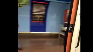 Viajan en un tren de Metro con las puertas abiertas